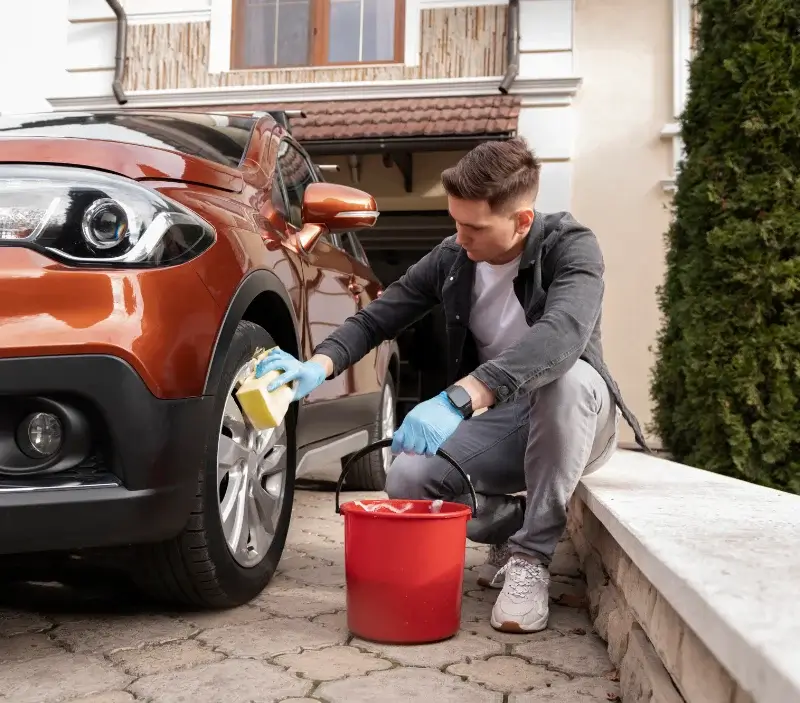 Lavage auto à domicile Alairac : professionnel intervenant sur un véhicule